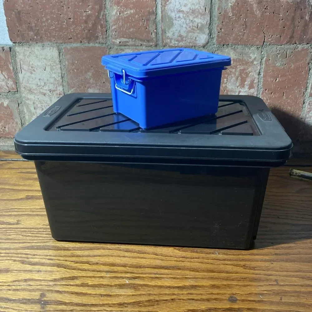 Rubbermaid Keepers Lot Blue 4x5.5x3” Black 8x12.5x6.5” Vintage 90s With Clasps